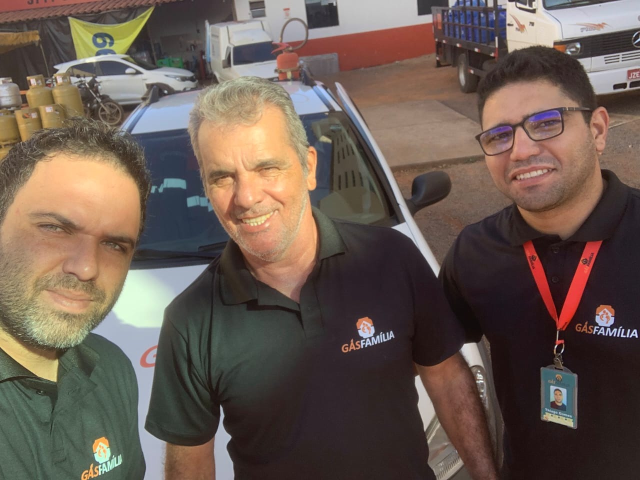 Equipe da Gás Família em frente à empresa